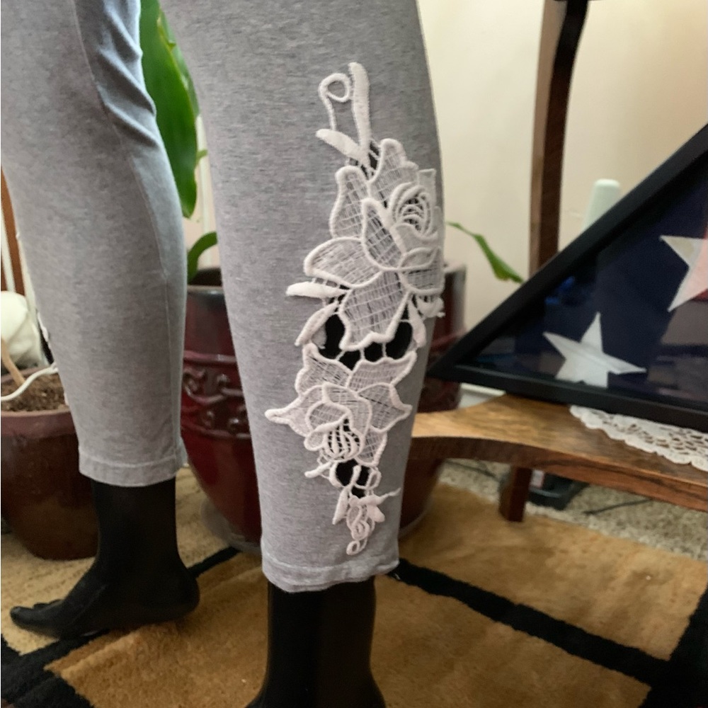 “EMMA’S EXPRESSIONS” Decorated CutOut Leggings     NWOT